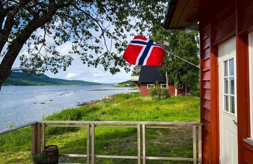 Laukeng Cottage | Unique fjord house in Malsnes - with private beach and genuine Norwegian charm