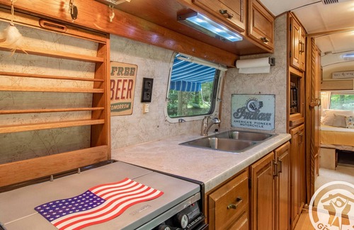 La Menitre Cottage | Unique getaway in a vintage Airstream in Anjou