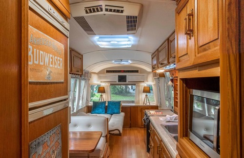 La Menitre Cottage | Unique getaway in a vintage Airstream in Anjou