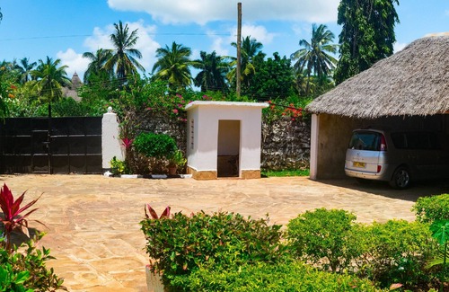 Galu Beach Villa | Unique Hideaway Cottage Aircon~Pool~Barbecue