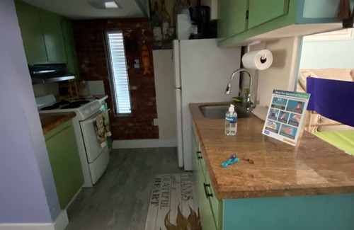 Bowens Addition Boat Rental | Unique Houseboat On Dry Lot Perfect Romantic Getaway Or Family Friendly & Pet OK