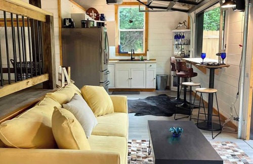 Primrose Cabin | Unique Luxury Cabin w/King Bed/Hot Tub in RRG!