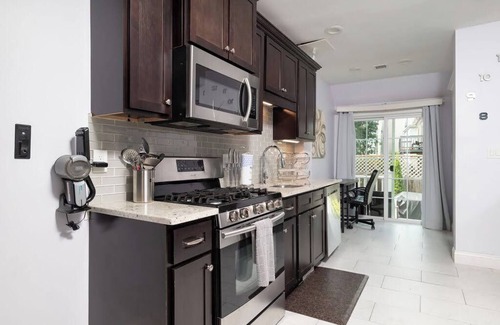 Everett House | Unique & Modern 6 Bedroom Home close to Boston, Free Parking, Yard, 2 Units!