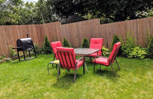 Everett House | Unique & Modern 6 Bedroom Home close to Boston, Free Parking, Yard, 2 Units!