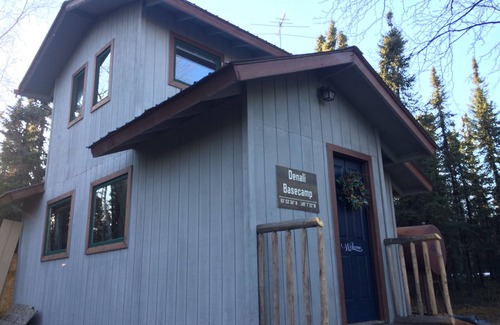 Healy Cabin | Unique, Quiet Cabin Near Denali with Full Kitchen, Alaskan Outhouse