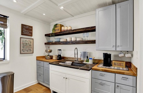 Plainfield Apartment | Unique Urban 1 Bedroom Flat, the Upper Plum