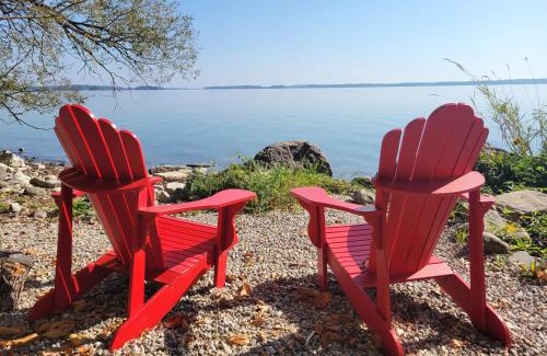 Howe Island House | Unique waterfront house with private beach