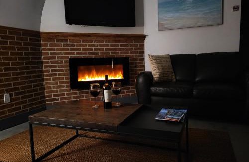 Howe Island House | Unique waterfront house with private beach