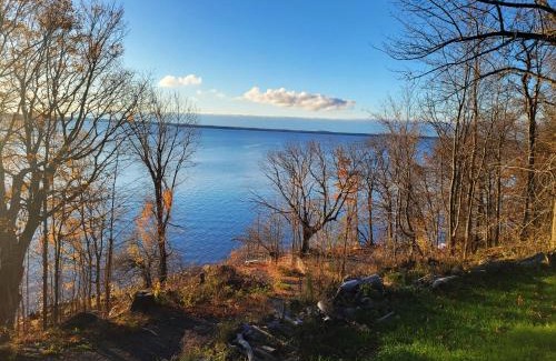 Howe Island House | Unique waterfront house with private beach
