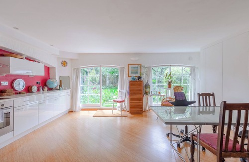 East Walworth Apartment | Uniquely Designed 2BD Flat near Tower Bridge