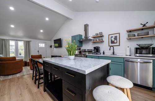 Lakeside Cottage | (Unit A) Lakeside Home Close To Association Beach!