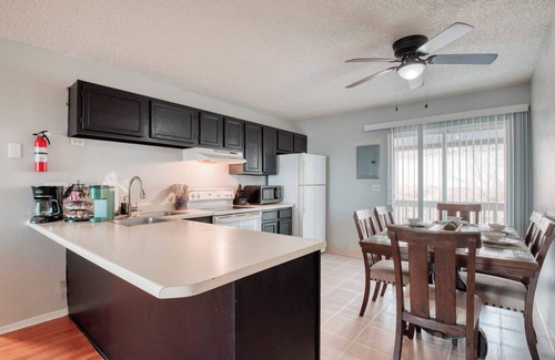 Cimarron Hills Apartment | UnitA/CoffeeBar/FreeParking/NearBase/NearAirport