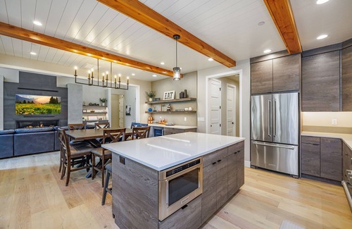 Roslyn House | Unlock Hidden Gem Luxury | Spa/GmRm/EV + Wlk to Nelson Farm