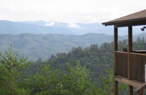 Gatlinburg - Pigeon Forge Cabin | Unobstructed View, Central Location , Honeymoon Retreat, Fire-pit, Hot Tub ⛰️