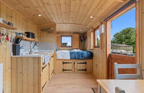 Yarpole House | Unplug & Reconnect, Romantic Retreat with Hot Tub