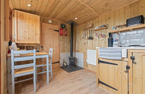 Yarpole House | Unplug & Reconnect, Romantic Retreat with Hot Tub