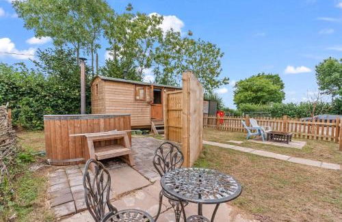 Yarpole House | Unplug & Reconnect, Romantic Retreat with Hot Tub
