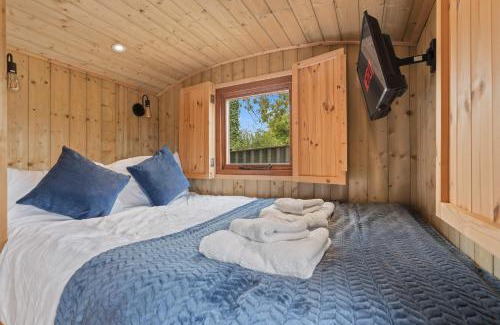 Yarpole House | Unplug & Reconnect, Romantic Retreat with Hot Tub