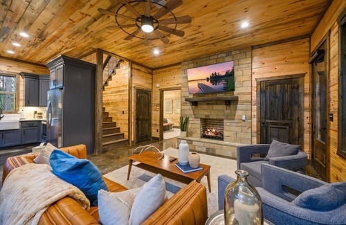 Pickens Cabin | Unplugged Cabin · Chic Cabin: Hot Tub, 2 King En-Suites & Fireplaces