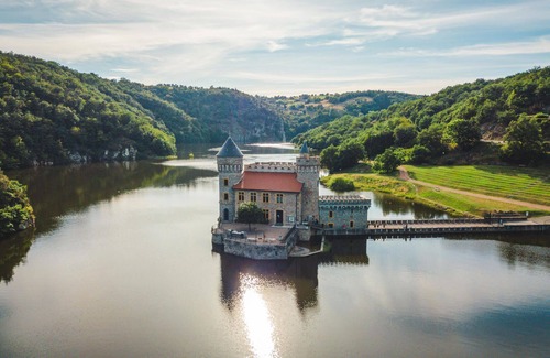 Vals d'Aix et Isable Boat Rental | Unusual nights on a 12m boat in the heart of nature (Loire gorges)