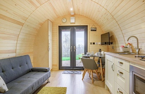 East Haddon Cottage | Unwind in a relaxing a fun accommodation in a beautiful rural setting.