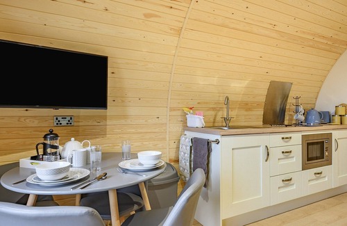 East Haddon Cottage | Unwind in a relaxing a fun accommodation in a beautiful rural setting.