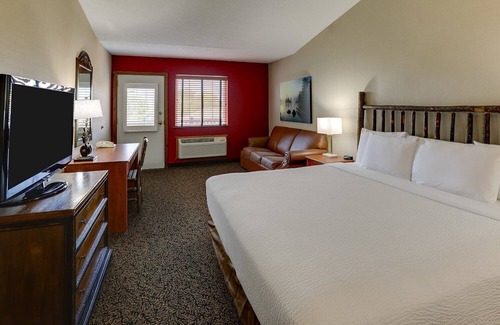 Peoria Hotel | Unwind in Award-Winning Style: Scenic Views & Cozy Stays | 2 Units