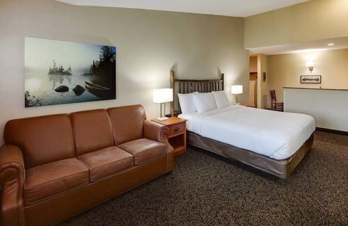 Peoria Hotel | Unwind in Award-Winning Style: Scenic Views & Cozy Stays | 2 Units