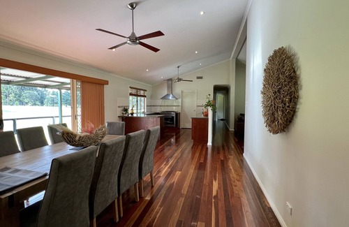 Bulga House | Unwind in Hunter Valley Greenwood holiday house . Just 10 minutes from wineries.