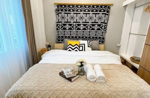 Talat Yot Apartment | Unwind in oldtown, private floor, near Grand Palace