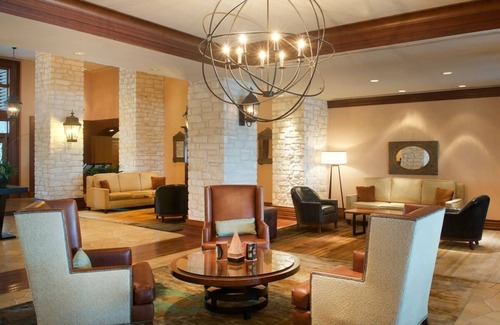 Lakeway Hotel | Unwind in Style and Comfort! Free Parking, Outdoor Pool!