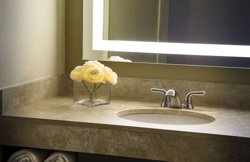 Lakeway Hotel | Unwind in Style and Comfort! Free Parking, Outdoor Pool!