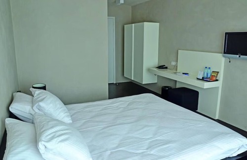Monster Hotel | Unwind Near the Sea — Pet-Friendly Beach Access & Free Parking Included