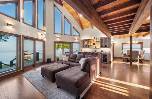 Streetman House | Unwind with Stunning Sunsets, a Private Spa, Home Gym & More