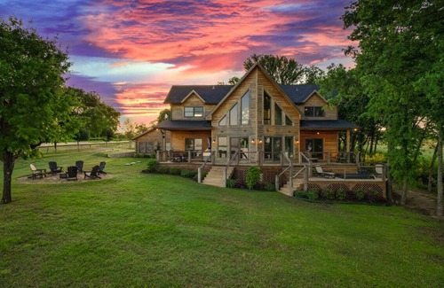 Streetman House | Unwind with Stunning Sunsets, a Private Spa, Home Gym & More