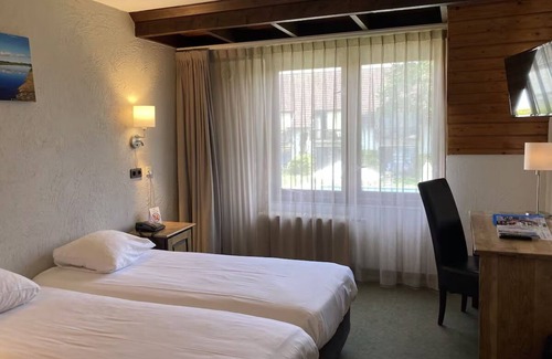 Lekkerkerk Hotel | Unwind with Terrace Dining, Seasonal Pool & Free Parking in Lekkerkerk