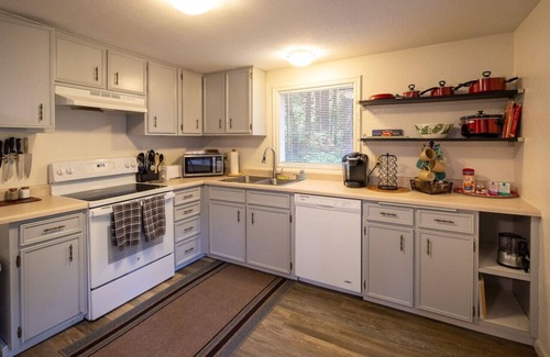 Blue River Cabin | Up-river House: Riverfront Oasis