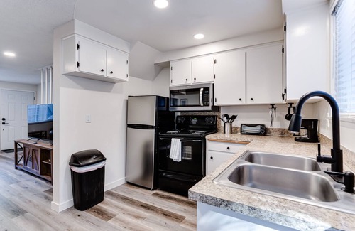 Friendly Apartment | 😍 Updated Condo (# 3) near UO, Autzen Stadium, Amazon Park