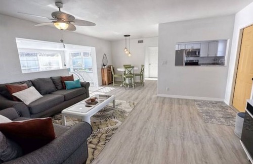 Seminole House | Updated Cozy & Tropical Home/2 Miles to Beach/Quiet Neighborhood
