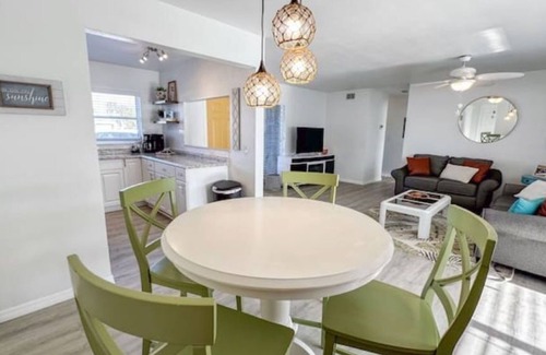 Seminole House | Updated Cozy & Tropical Home/2 Miles to Beach/Quiet Neighborhood