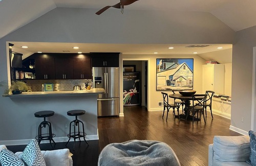 Grosse Pointe House | Updated, delightful Grosse Pointe hideaway-walking distance to GP city and Hill.