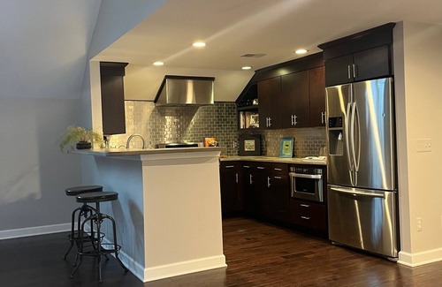 Grosse Pointe House | Updated, delightful Grosse Pointe hideaway-walking distance to GP city and Hill.