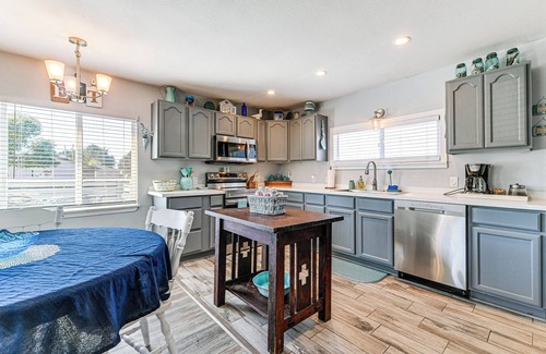 Crescent City North House | Updated Home 2 Mi to Beach in Crescent City!