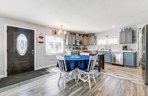 Crescent City North House | Updated Home 2 Mi to Beach in Crescent City!
