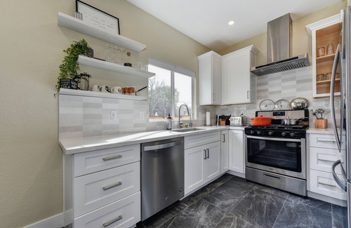 Orangevale House | Updated light and bright Orangevale retreat, prime location