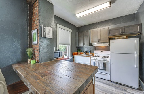 Natrona House | Updated New Kensington Home w/Deck: 22 Mi to PGH!