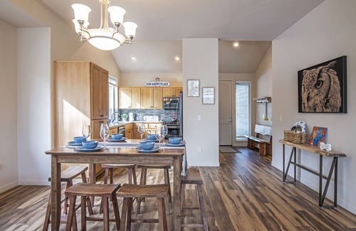 Redmond House | Updated Single-level Eagle Crest Townhome has King Suite, Sunny Creek-side Deck!