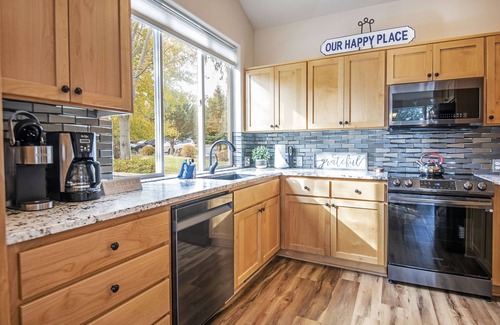 Redmond House | Updated Single-level Eagle Crest Townhome has King Suite, Sunny Creek-side Deck!