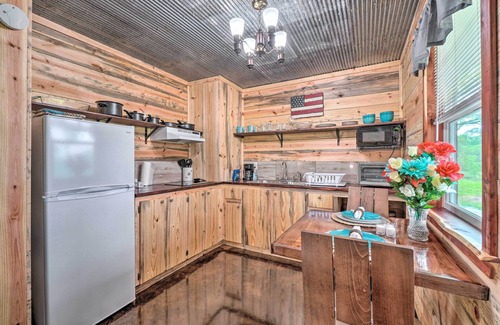 Ozark Cabin | Updated Studio Cabin in Ozark w/Yard & Mtn View