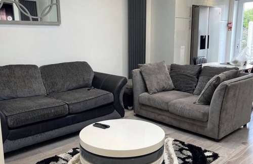 Alibon House | Uppamosluxurious London House With 4 Bedrooms